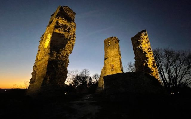 Illuminations des ruines du château médiéval et de la tour Anne de Bretagne