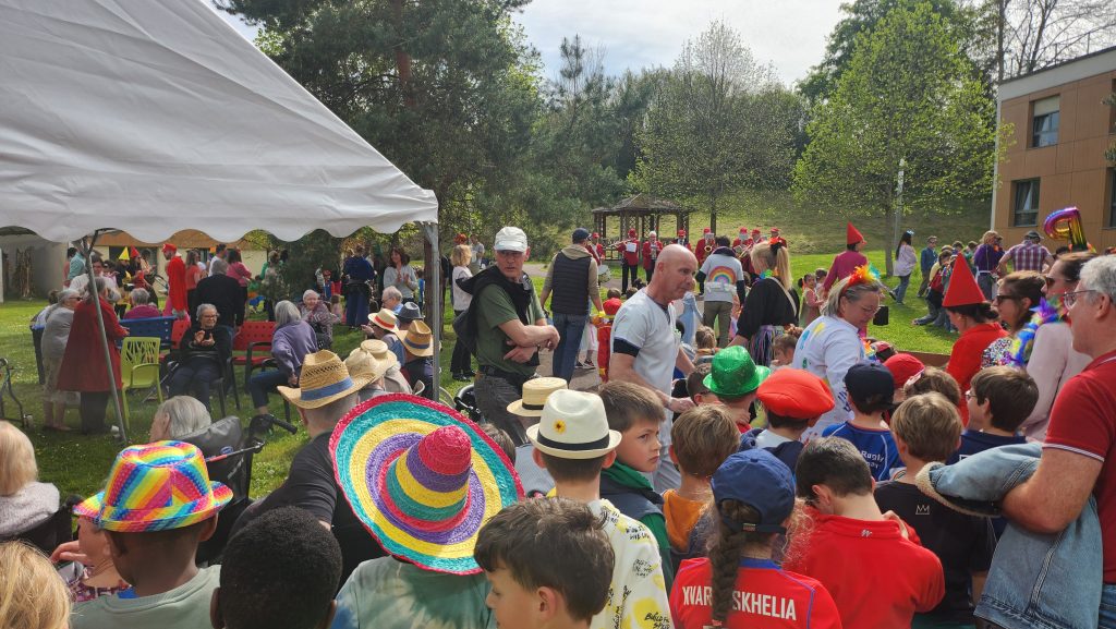 De l’école au Bois Renoult, nos écoliers célèbrent le carnaval : une traversée joyeuse de Montfort pour un goûter partagé avec nos aînés sous le signe de la couleur. Carnaval de l’école 10-04-26